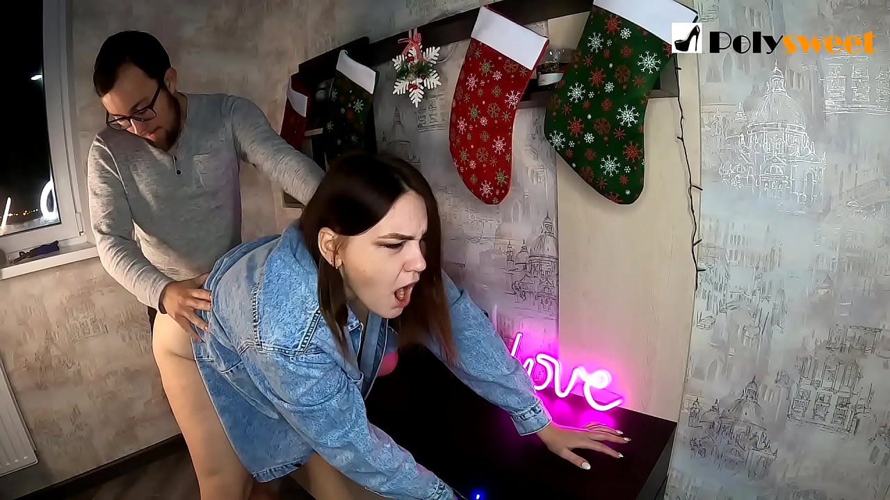 Tip je uživao u jebanju zgodne djevojke s repom u guzici svojim ustima i kurom